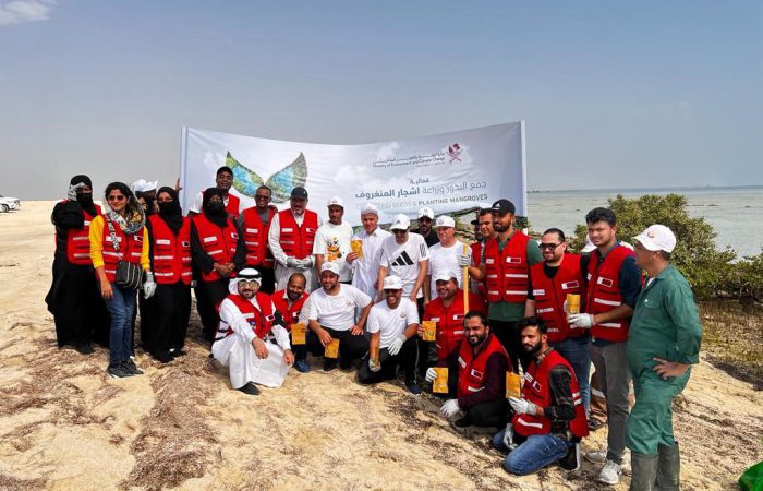 متطوعون من الهلال الأحمر القطري وعدد من المسؤولين والمختصين بإدارة تنمية الحياة الفطرية